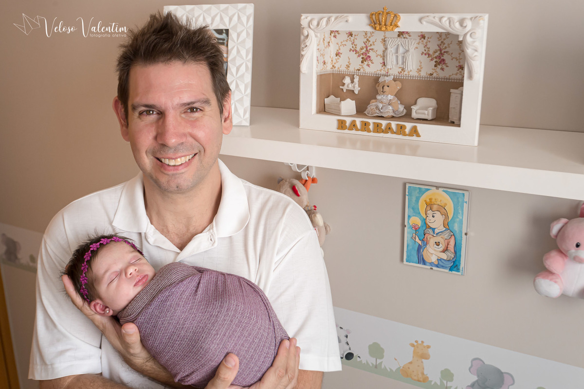 newborn pai segurando a filha