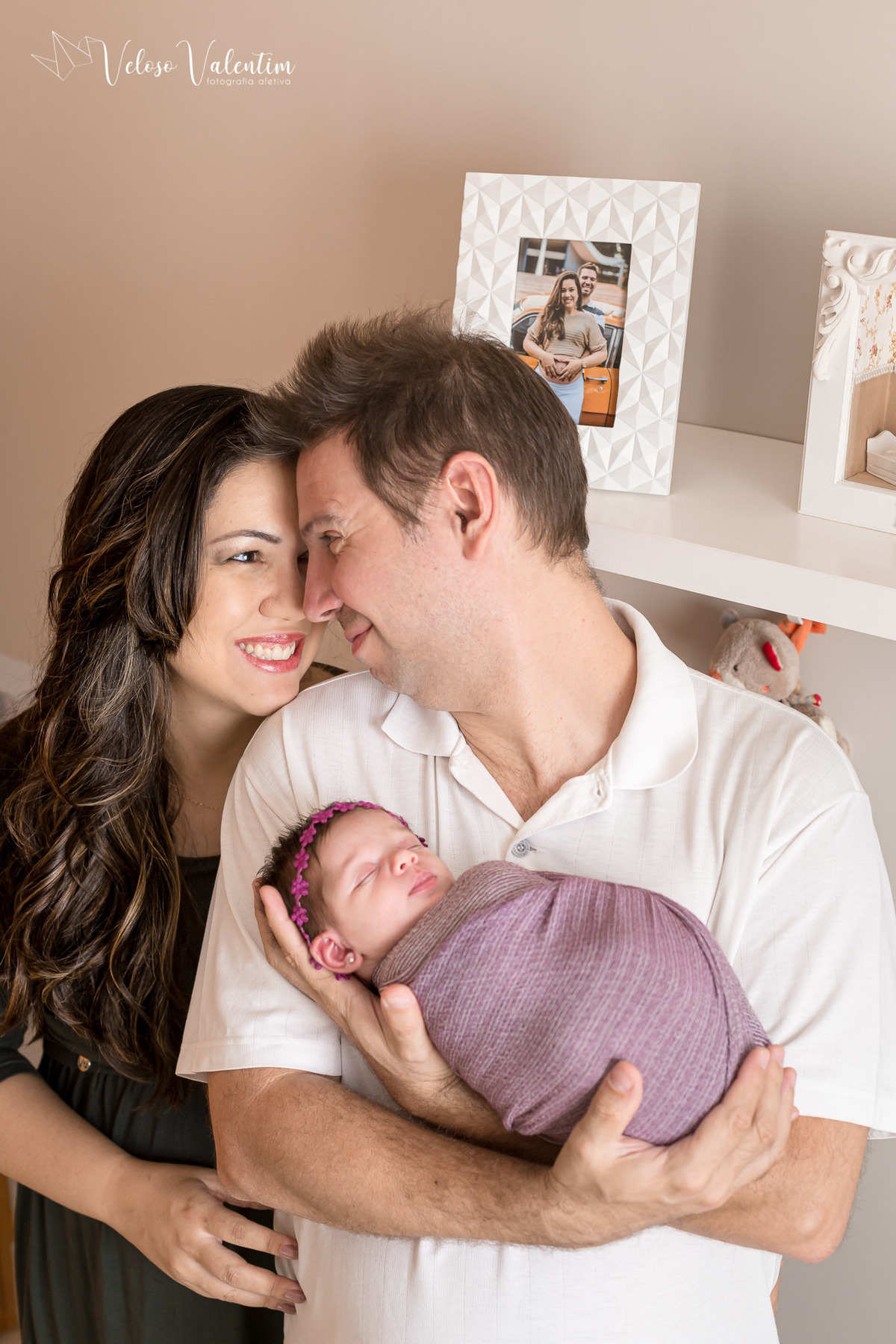 newborn pais se olhando