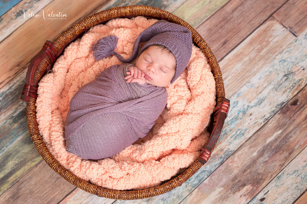 newborn baby com touquinha