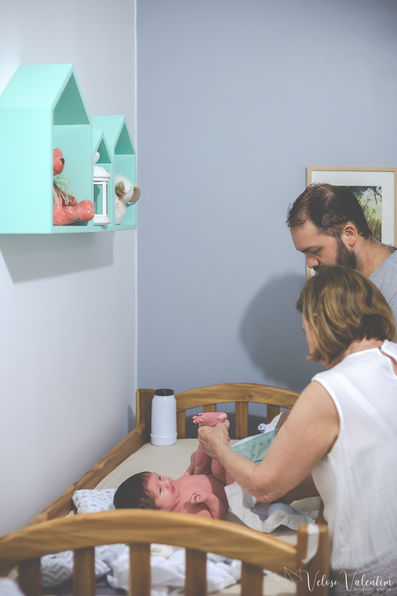 trocando as fraldas do bebê