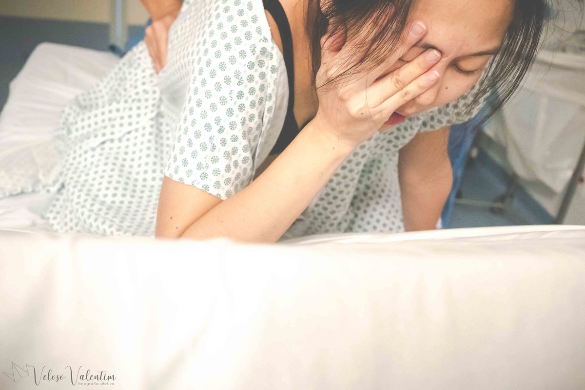 fotografia de parto fotógrafa de parto mulher em trabalho de parto natural hospitalar maternidade Brasília DF