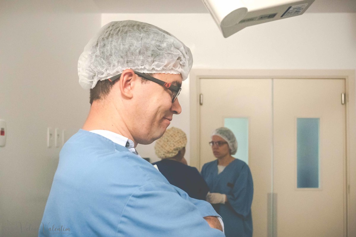 fotografia de parto fotógrafa de parto marido na cena de parto natural hospitalar maternidade Brasília DF