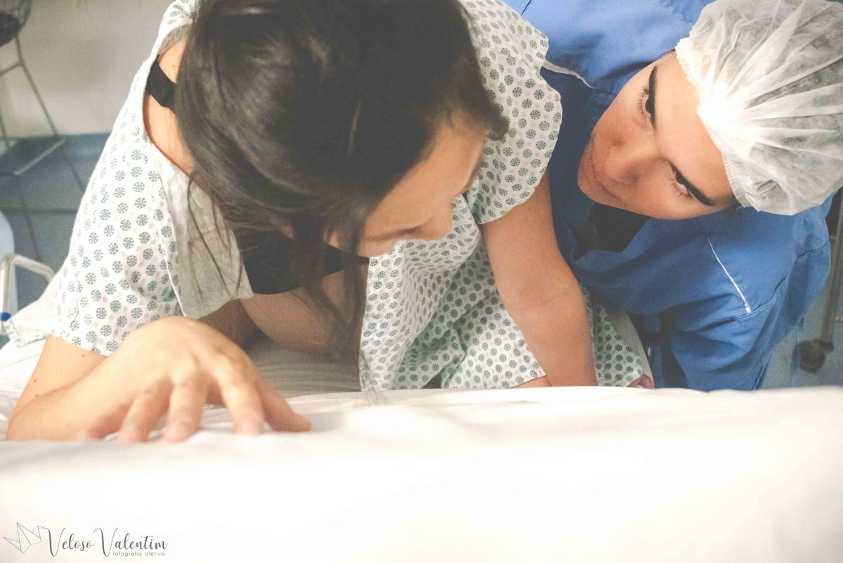 fotografia de parto fotógrafa de parto mulher com doula em parto natural hospitalar maternidade Brasília DF