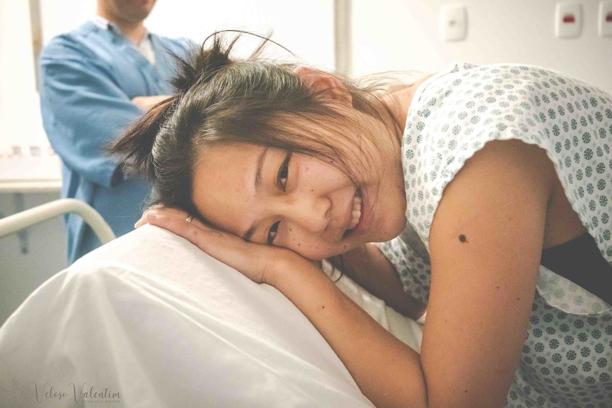 fotografia de parto fotógrafa de parto mulher em parto natural hospitalar maternidade Brasília DF