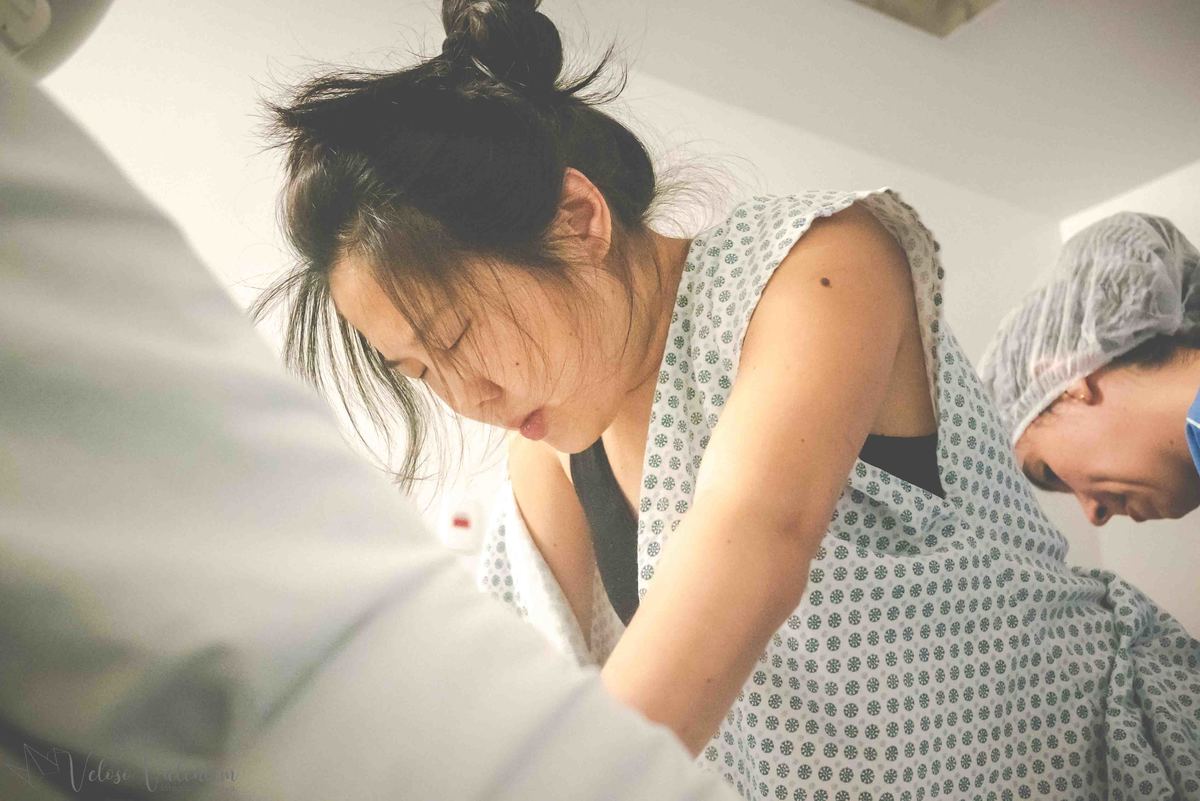 fotografia de parto fotógrafa de parto mulher concentrada em trabalho de parto natural hospitalar maternidade Brasília DF