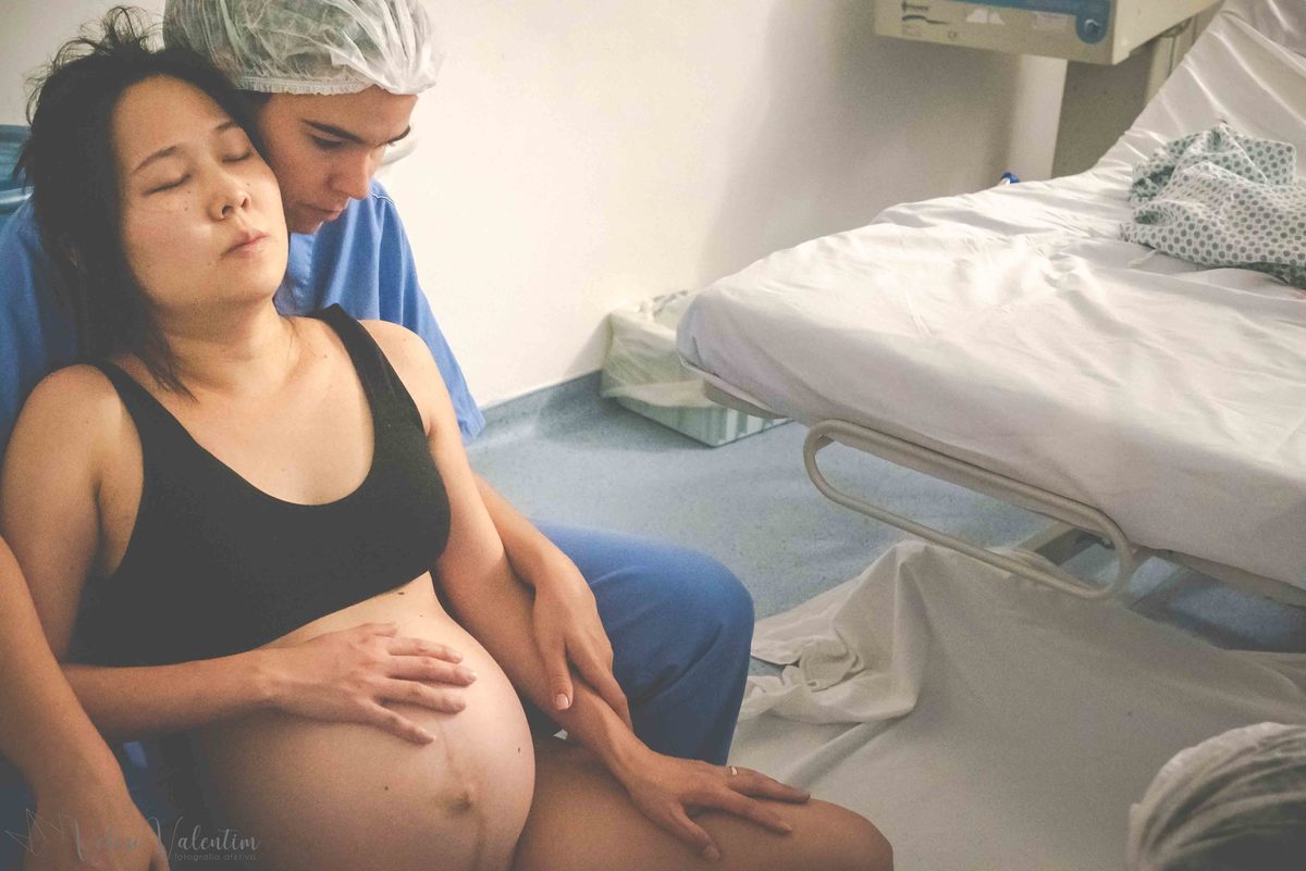 fotografia de parto fotógrafa de parto mulher apoiada na doula parto natural hospitalar maternidade Brasília DF