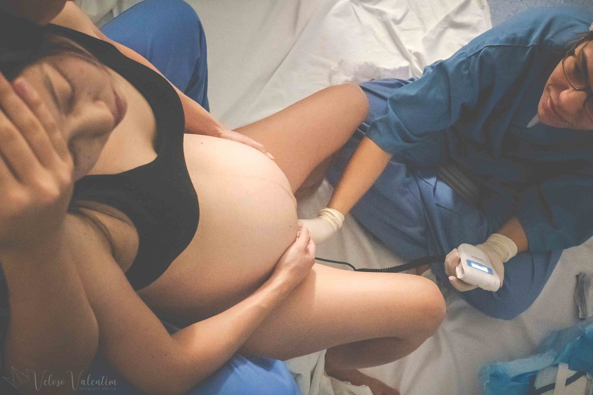 fotografia de parto fotógrafa de parto mulher com a obstetra sentada no chão parto natural hospitalar maternidade Brasília DF