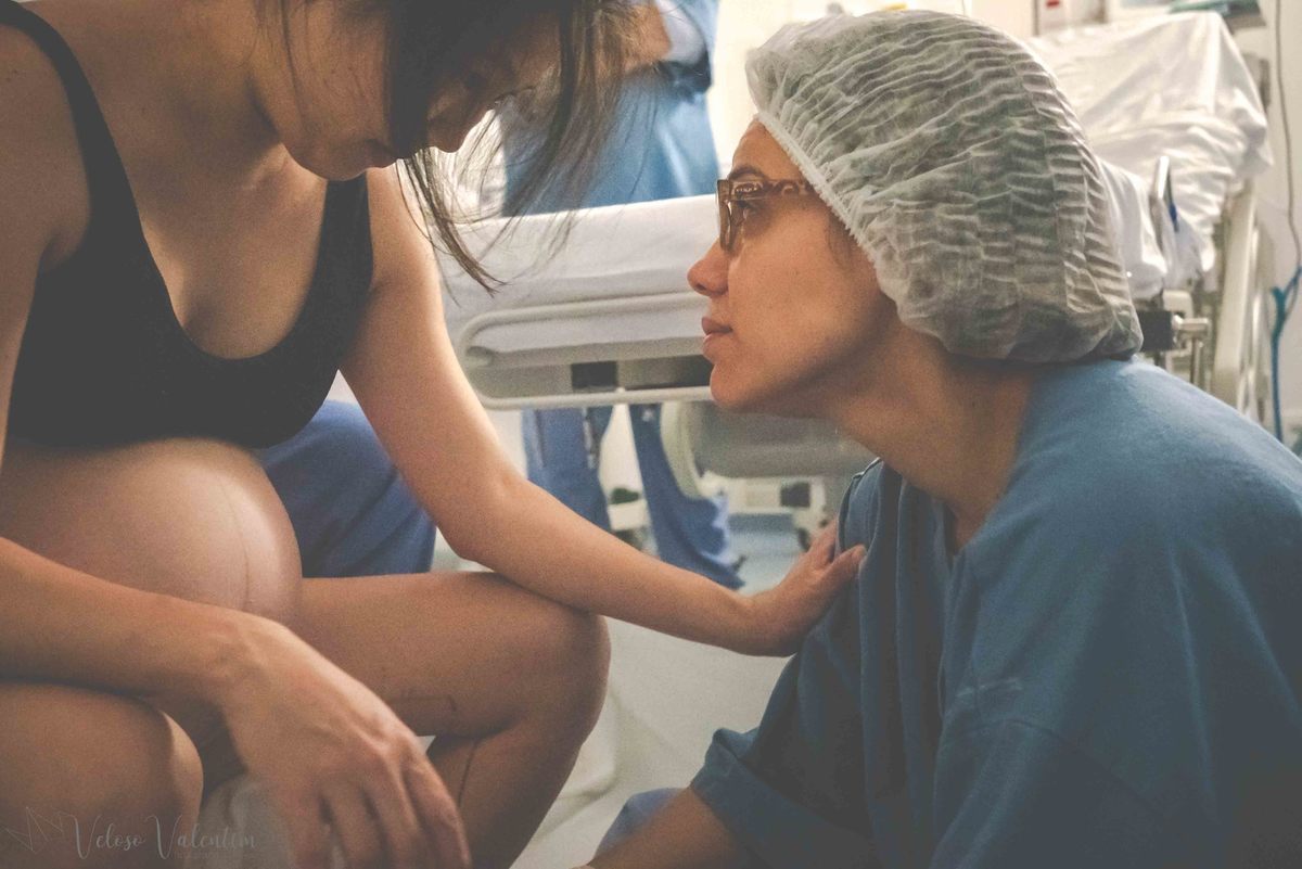 fotografia de parto fotógrafa de parto médica obstetra e mulher se olham em parto natural hospitalar maternidade Brasília DF