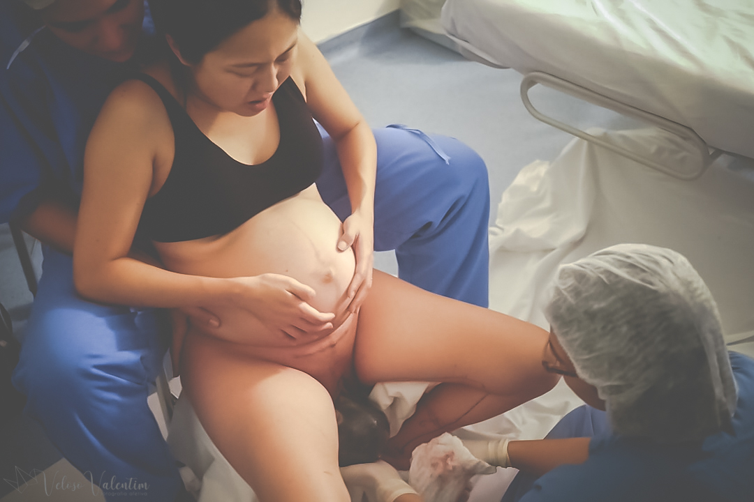 fotografia de parto fotógrafa de parto nascimento de bebê empelicada em VBAC parto natural hospitalar maternidade Brasília DF