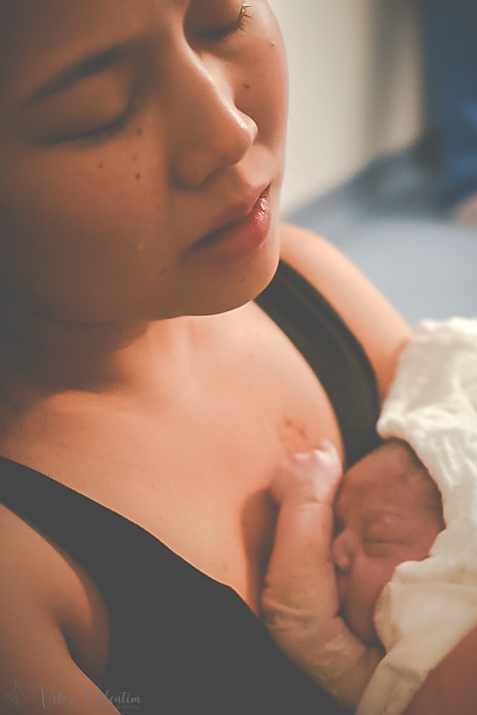 fotografia de parto fotógrafa de parto mãe mulher emocionada chora após parto natural hospitalar maternidade Brasília DF
