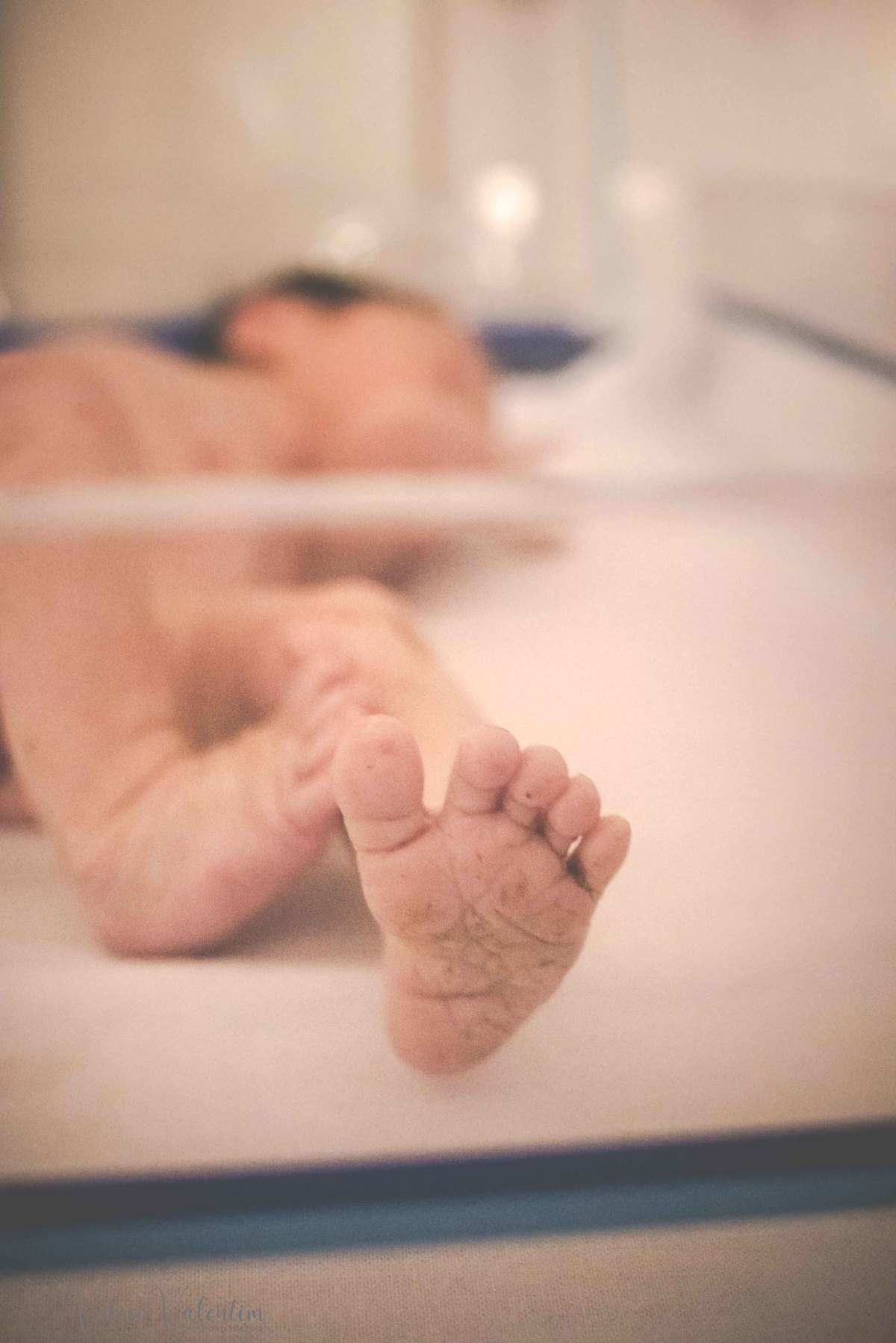 fotografia de parto fotógrafa de parto pezinhos de bebê  parto natural hospitalar maternidade Brasília DF