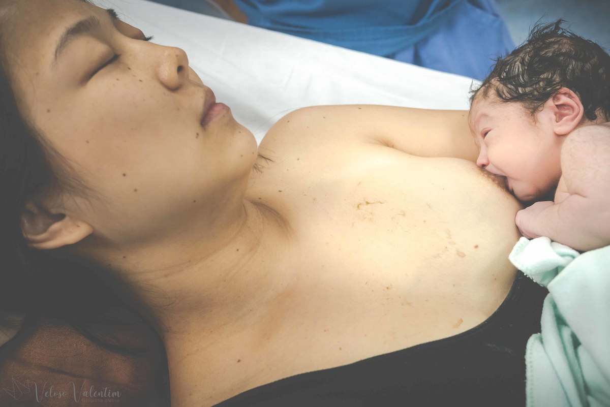 fotografia de parto fotógrafa de parto mãe amamenta parto natural hospitalar maternidade Brasília DF