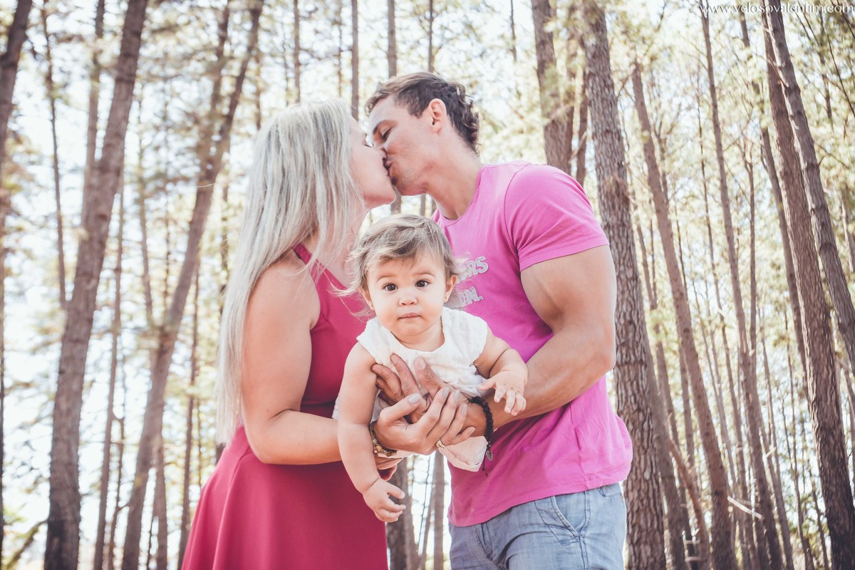 ensaio ao ar livre família pais segurando a bebê e se beijando Brasília DF