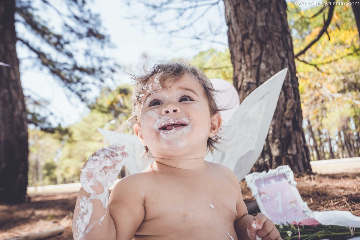ensaio smash the cake ao ar livre bebê se sujando com o bolo Brasília DF