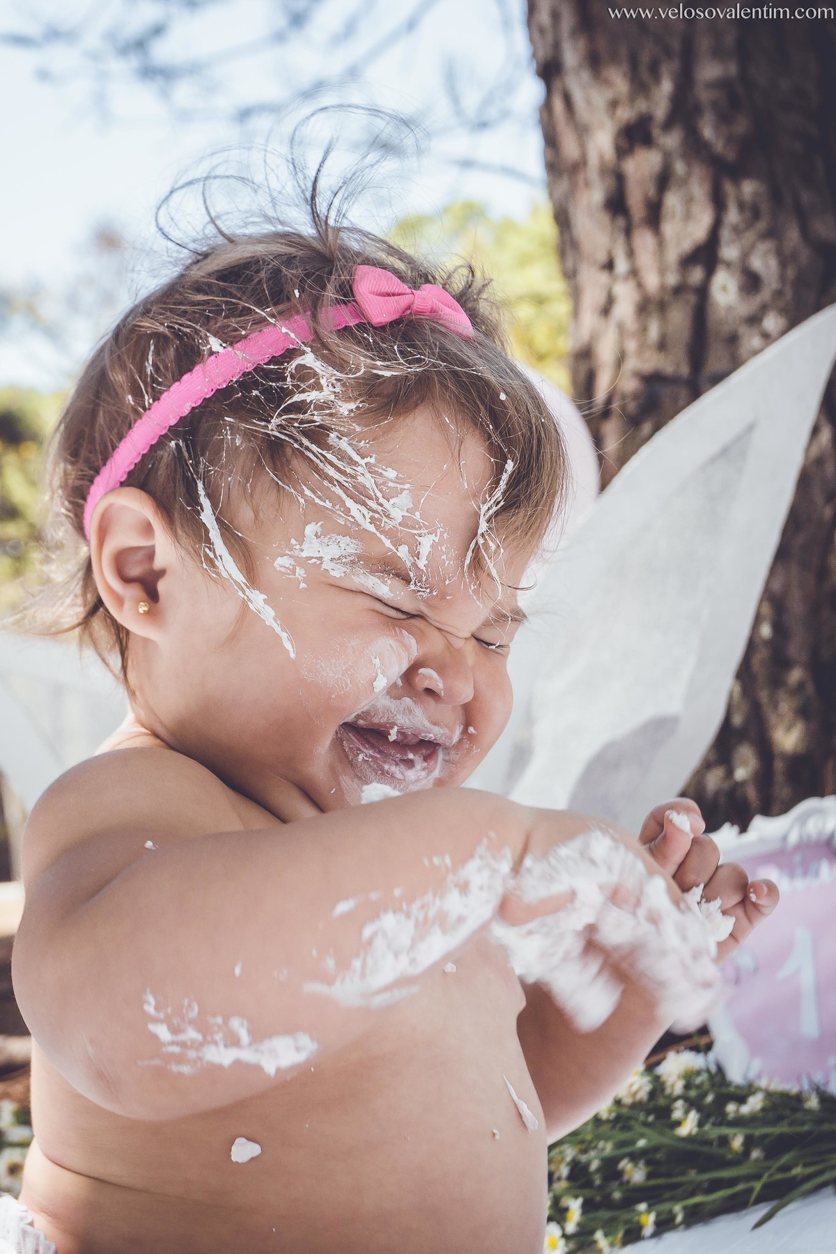 ensaio smash the cake ao ar livre bebê se sujando com o bolo Brasília DF