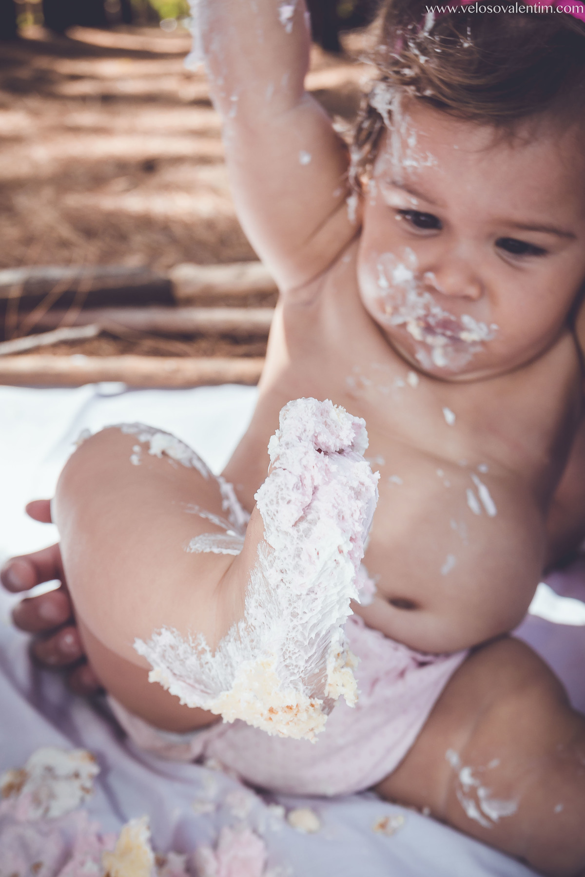 ensaio smash the cake ao ar livre bebê com o pé sujo de bolo Brasília DF
