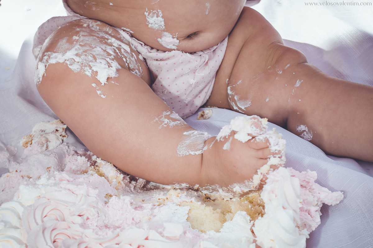 ensaio smash the cake ao ar livre pernas da bebê sujas de bolo Brasília DF