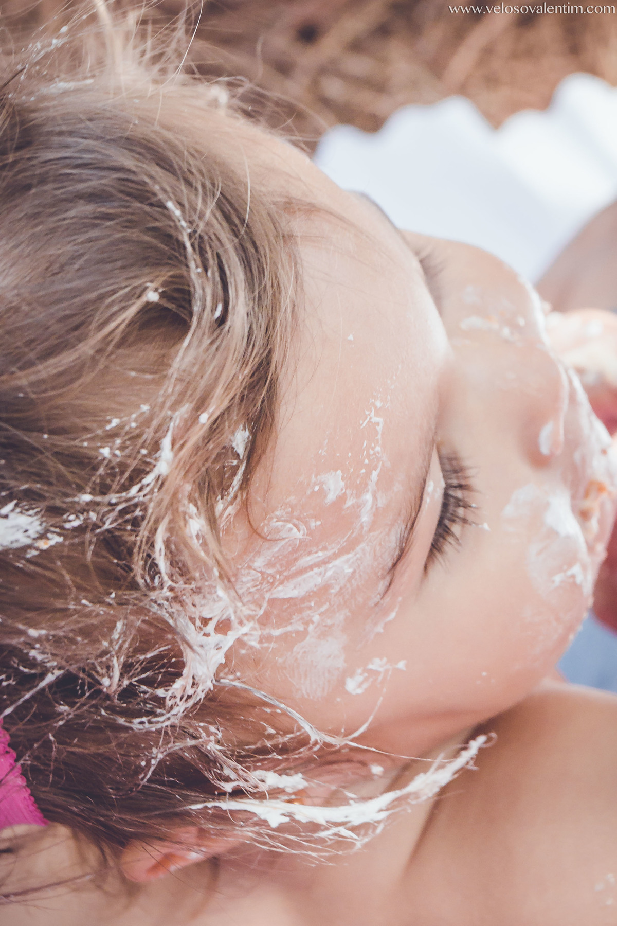 ensaio smash the cake ao ar livre bebê se sujando com o bolo Brasília DF