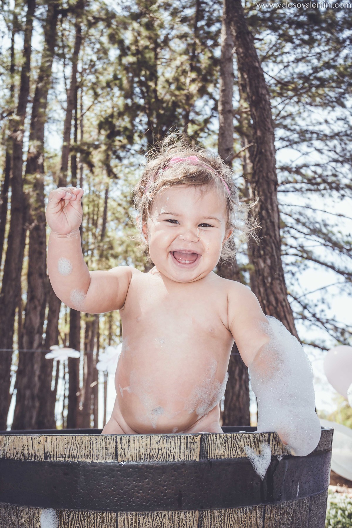 ensaio smash the cake ao ar livre bebê sorrindo tomando banho de ofurô Brasília DF