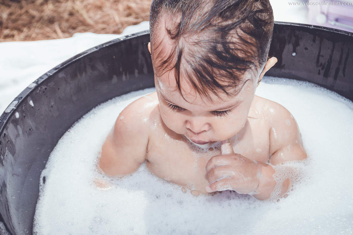 ensaio smash the cake ao ar livre bebê tomando banho de ofurô Brasília DF