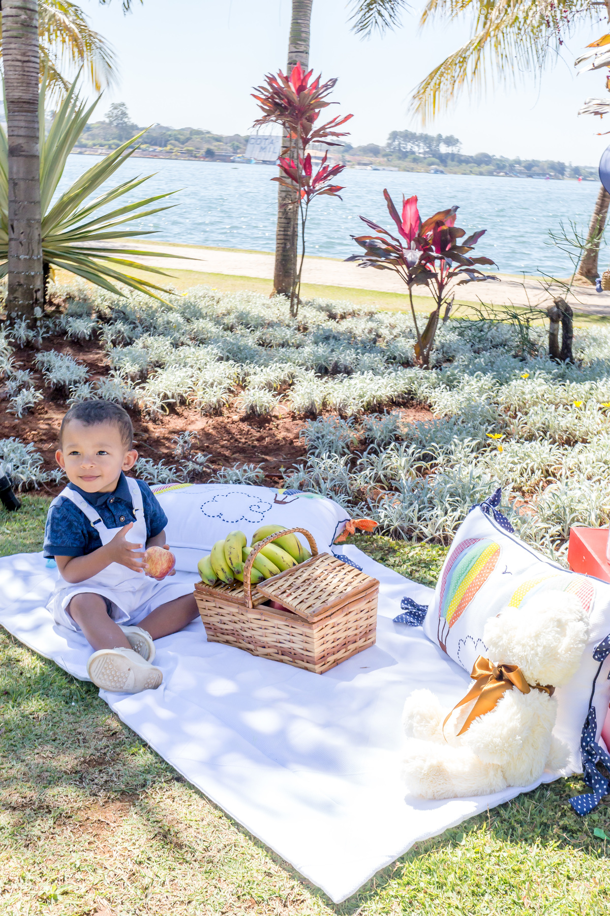 ensaio smash the cake ao ar livre picnic a beira do lago bebê com frutas Brasília DF Pontão Lago Sul