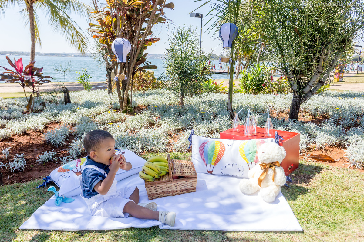ensaio smash the cake ao ar livre picnic a beira do lago bebê com frutas Brasília DF Pontão Lago Sul