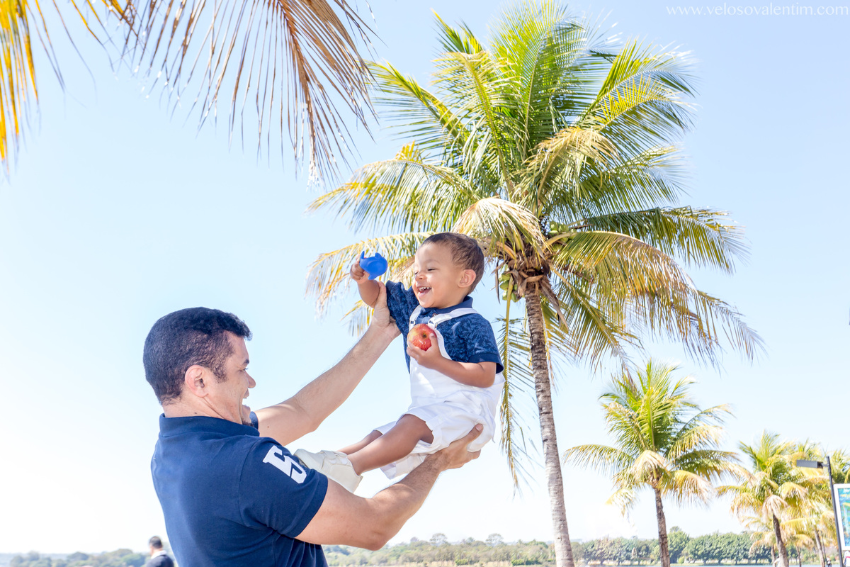 ensaio smash the cake ao ar livre picnic a beira do lago pai brincando com o filho Brasília DF Pontão Lago Sul
