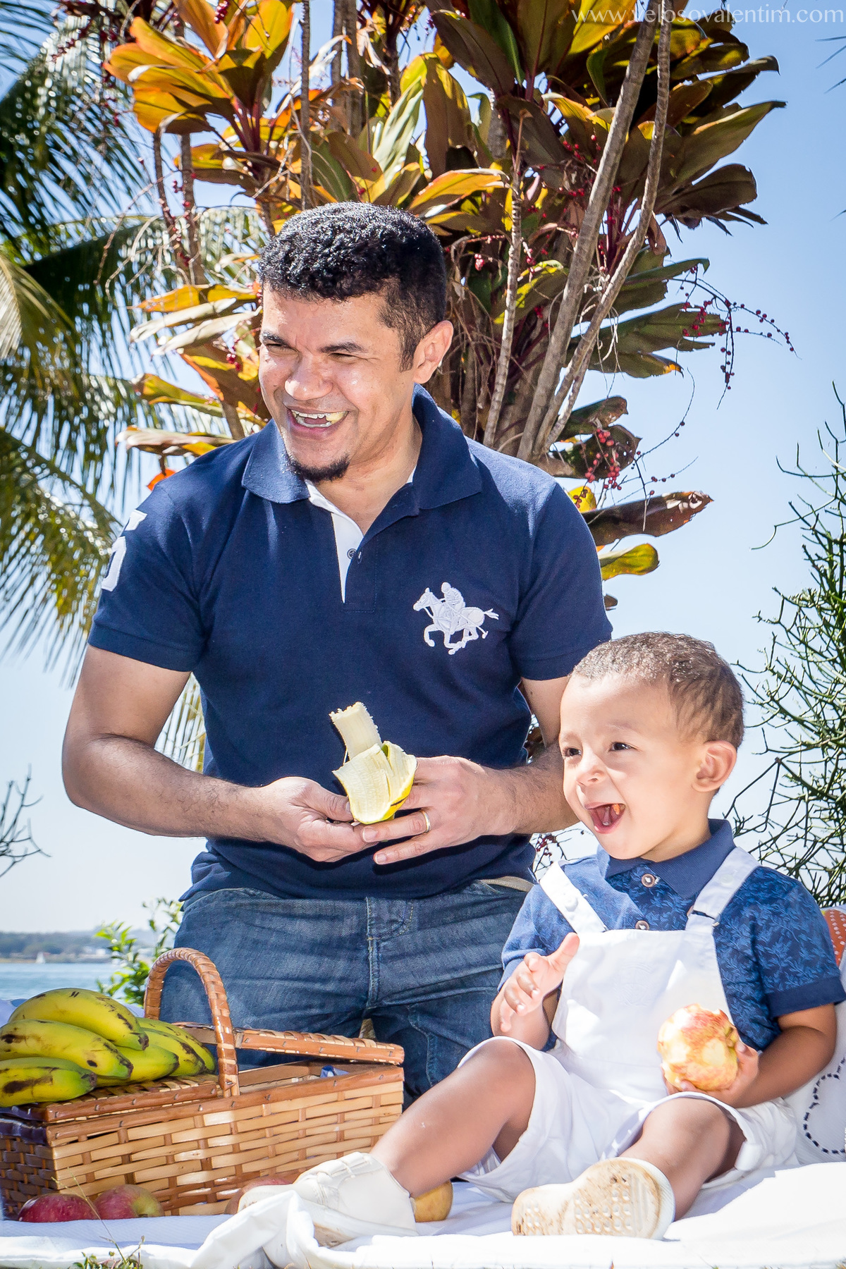 ensaio smash the cake ao ar livre picnic a beira do lago pai brincando com o filho Brasília DF Pontão Lago Sul
