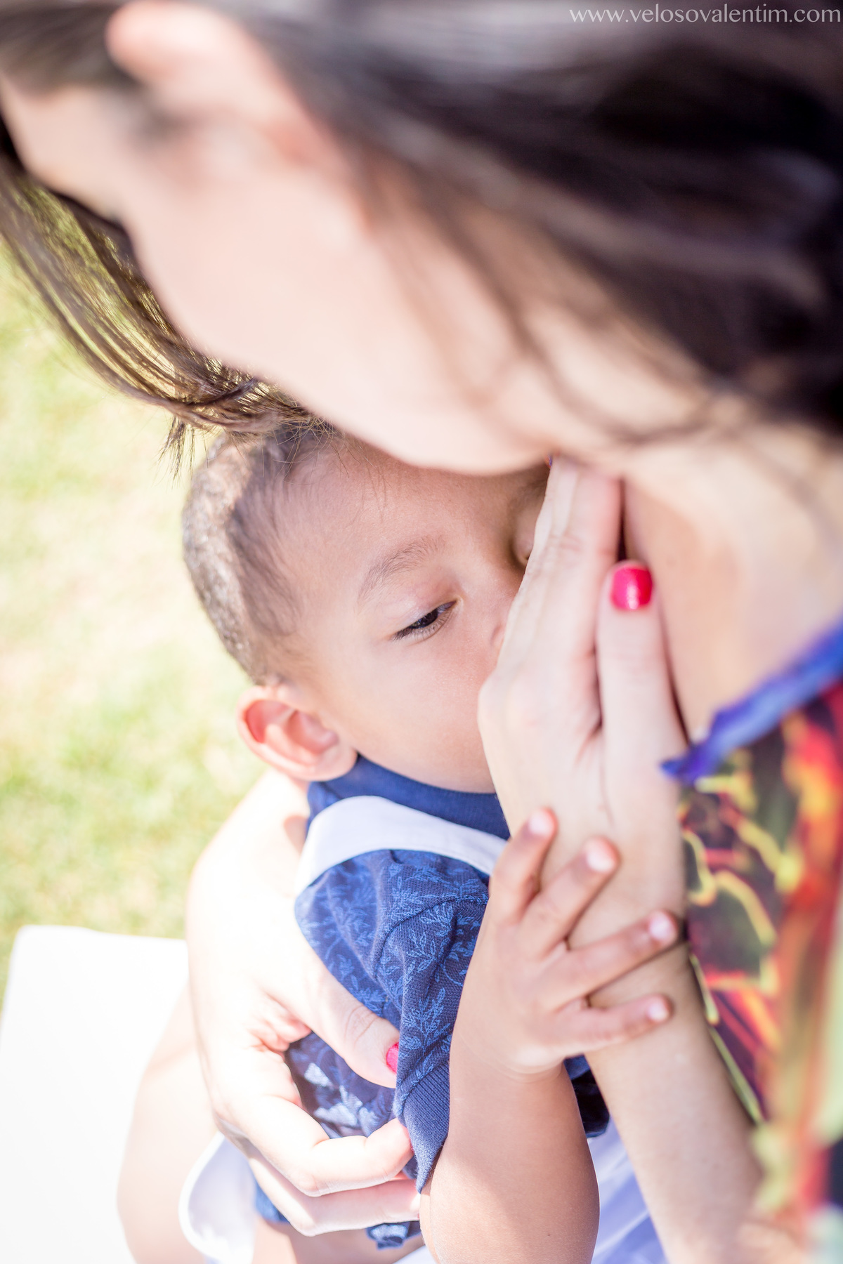 ensaio smash the cake ao ar livre picnic a beira do lago mãe amamentando o bebê Brasília DF Pontão Lago Sul