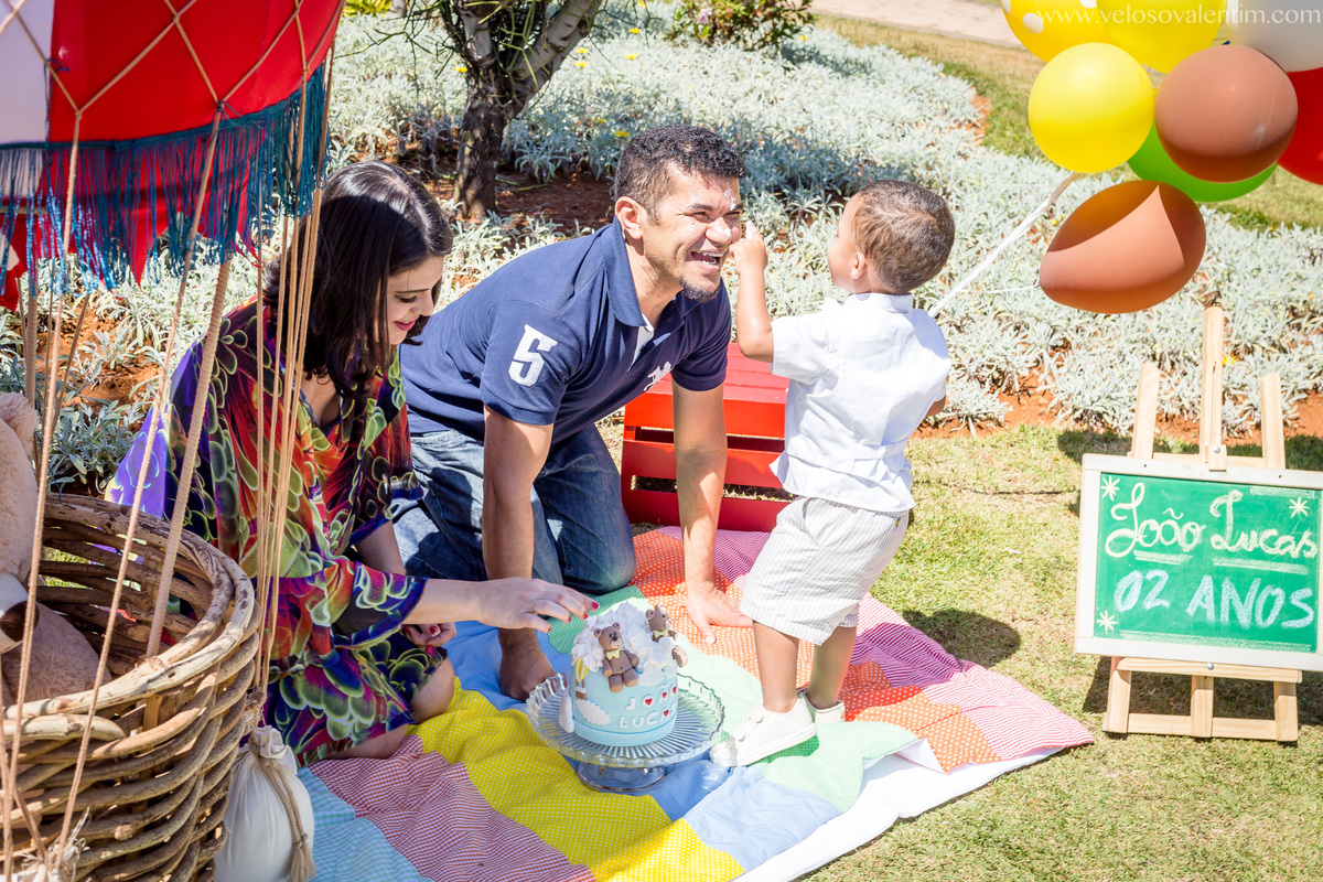 ensaio smash the cake ao ar livre picnic a beira do lago pai e mãe brincando com o filho Brasília DF Pontão Lago Sul