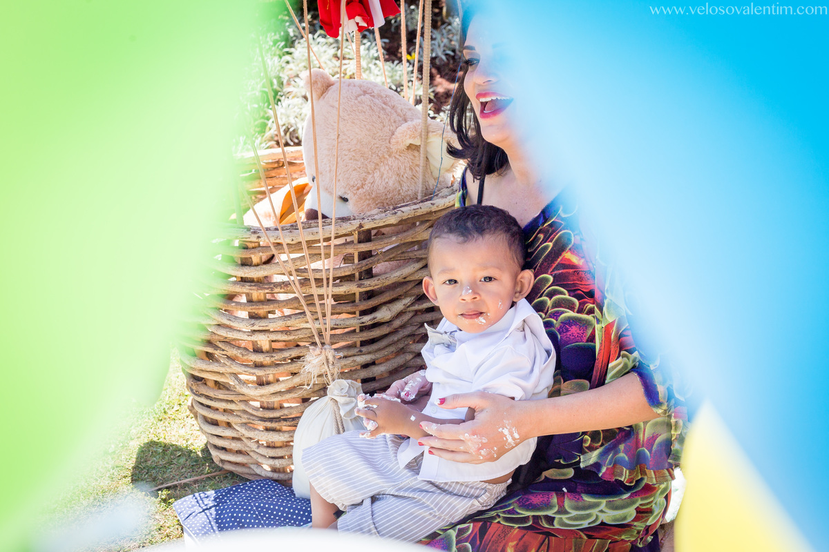 ensaio smash the cake ao ar livre picnic a beira do lago mãe brincando com o filho Brasília DF Pontão Lago Sul