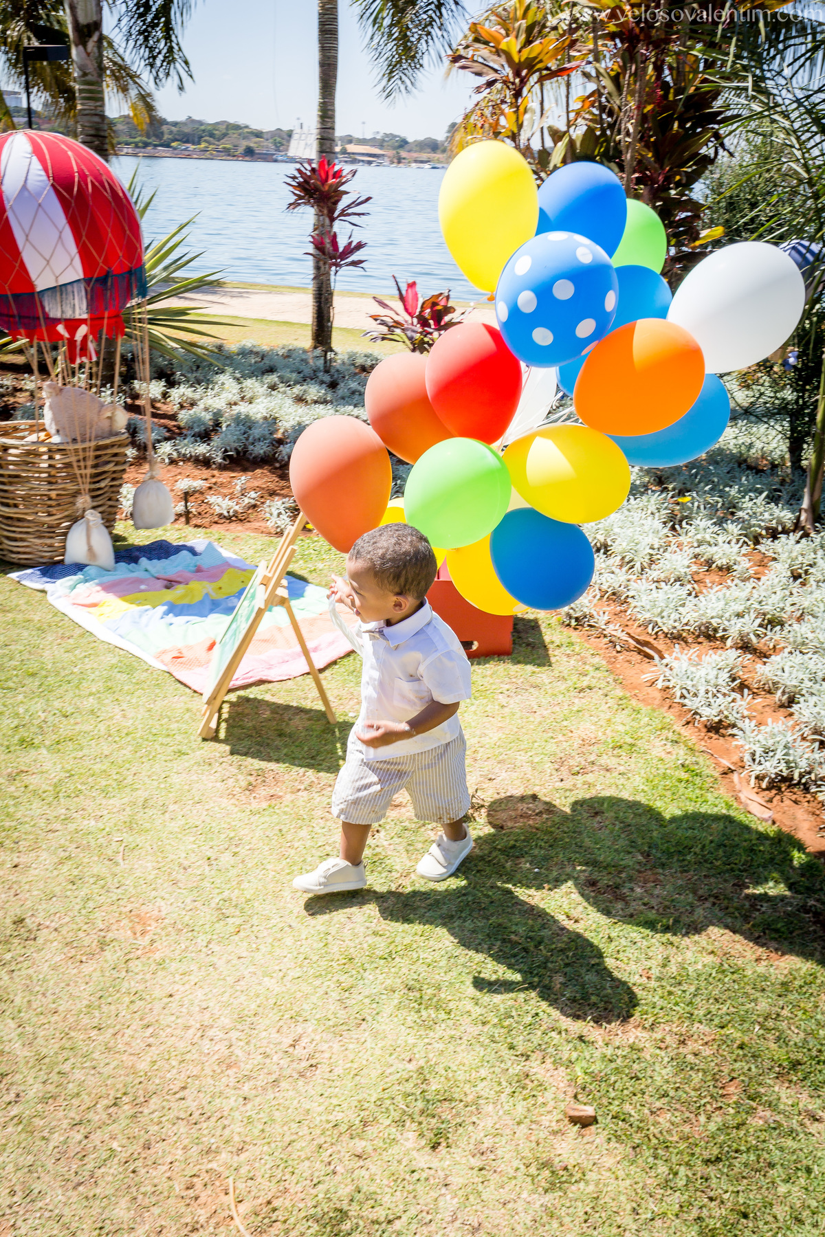 ensaio smash the cake ao ar livre picnic a beira do lago criança brincando com os balões coloridos Brasília DF  Pontão Lago Sul