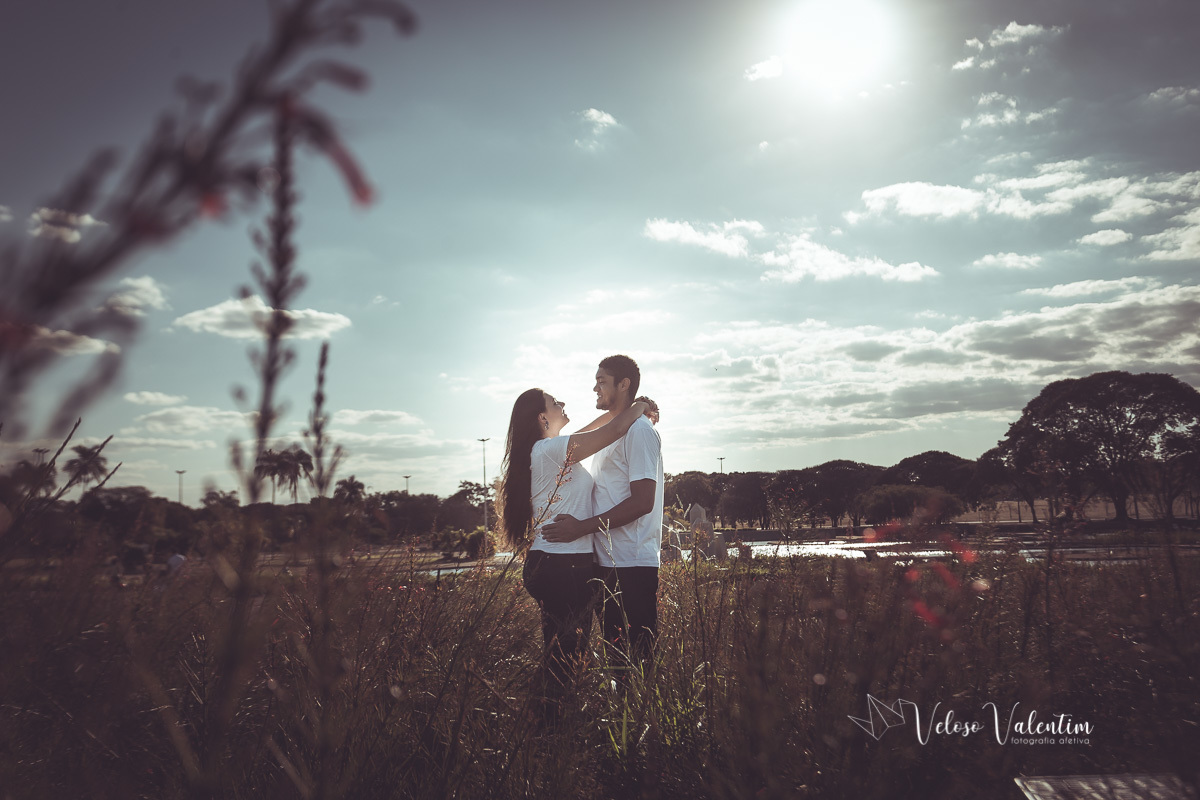 casal com o sol de fundo cerrado ensaio casal praça dos cristais Brasília DF