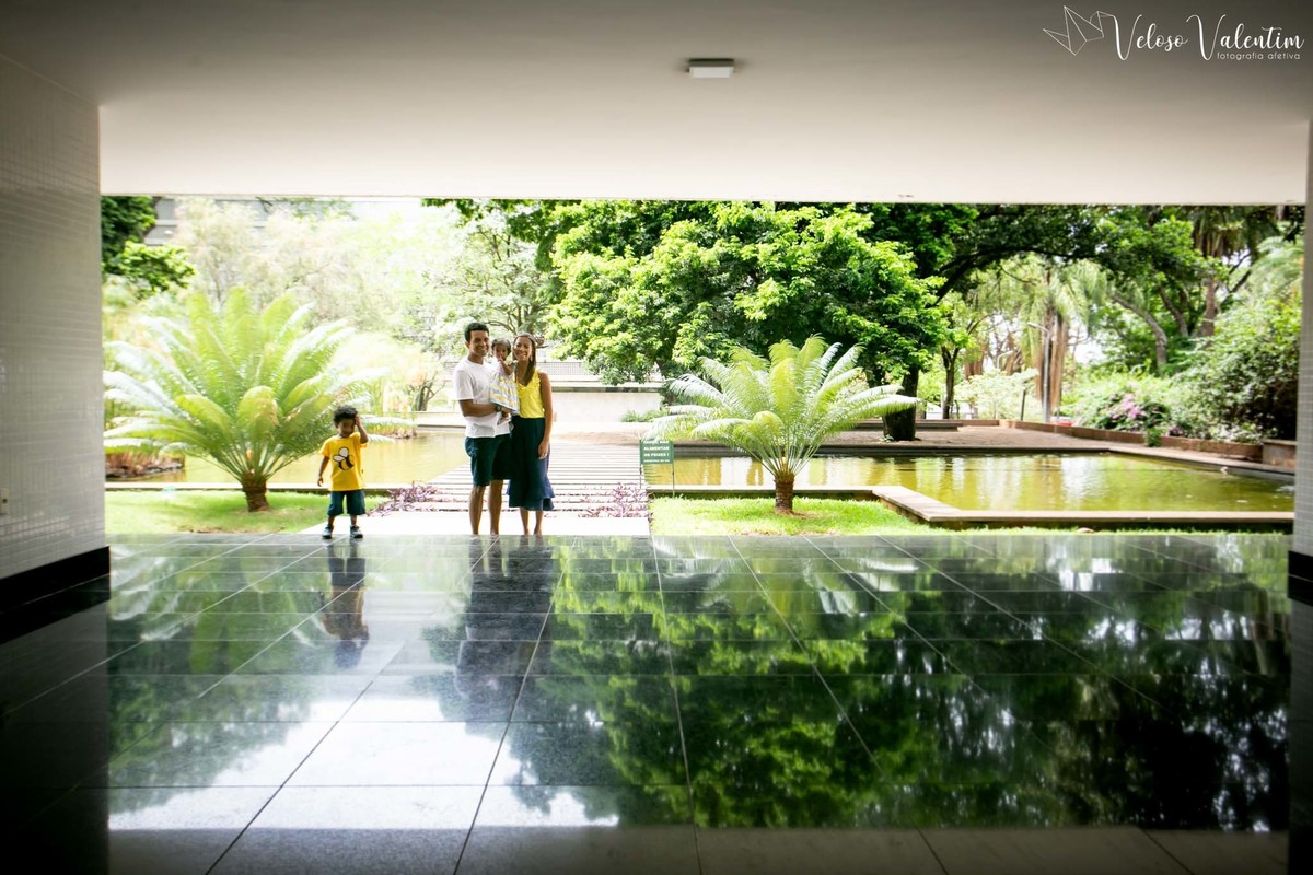 Ensaio smash the cake com bolo de frutas com a família em Brasília - DF