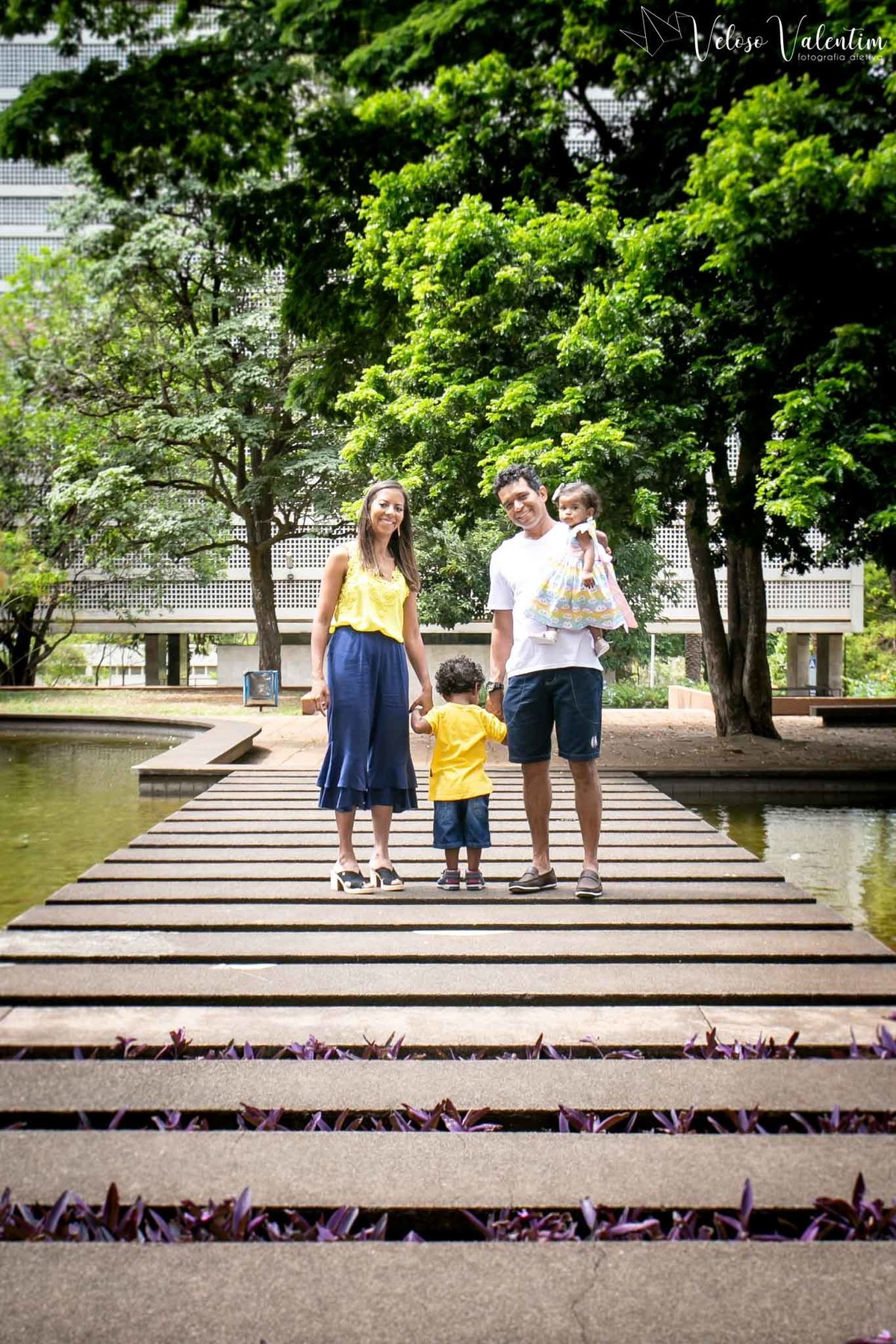 Ensaio smash the cake com bolo de frutas com a família em Brasília - DF