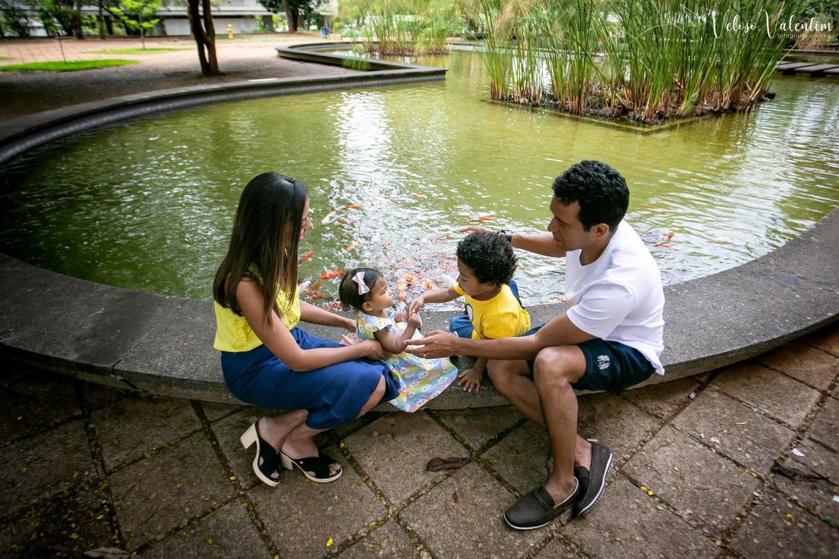 lago com a família Ensaio smash the cake com bolo de frutas com a família em Brasília - DF