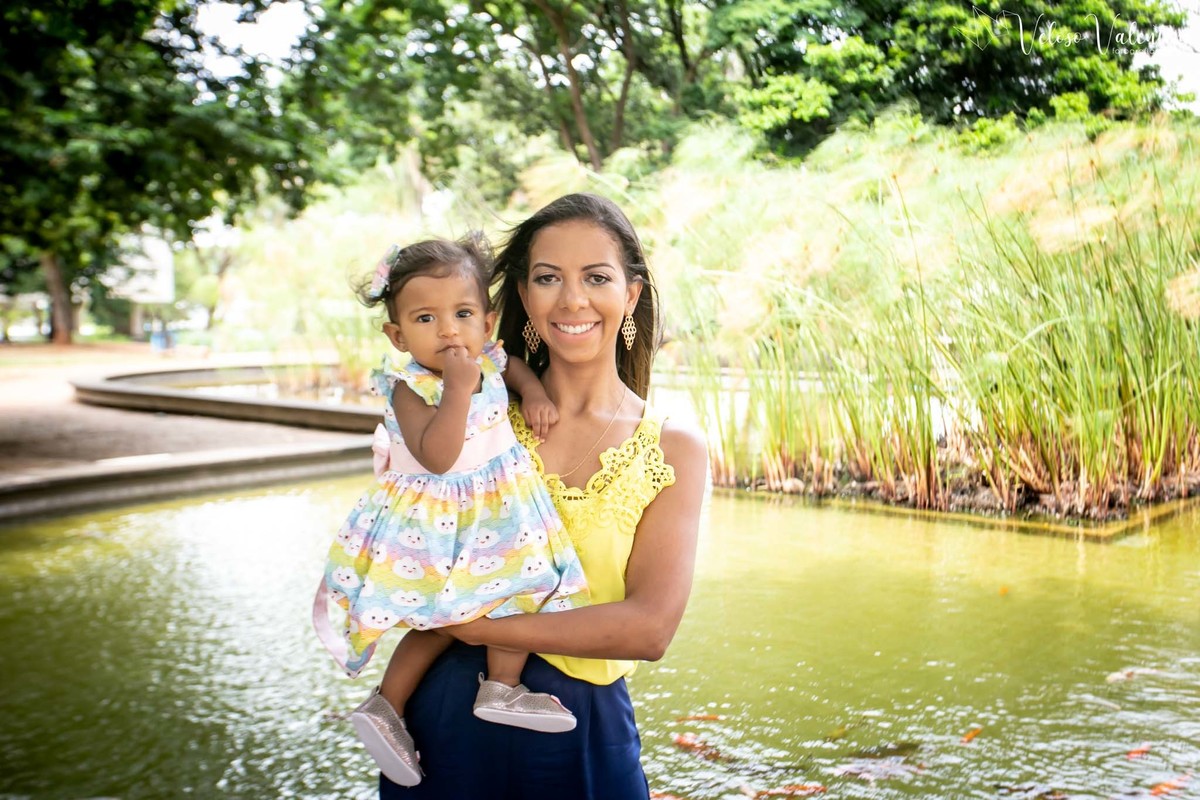 Ensaio smash the cake com bolo de frutas com a família em Brasília - DF