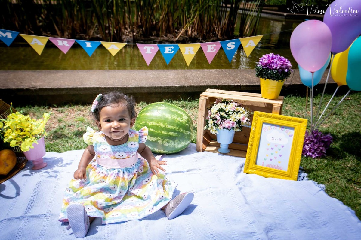 Ensaio smash the cake com bolo de frutas com a família em Brasília - DF