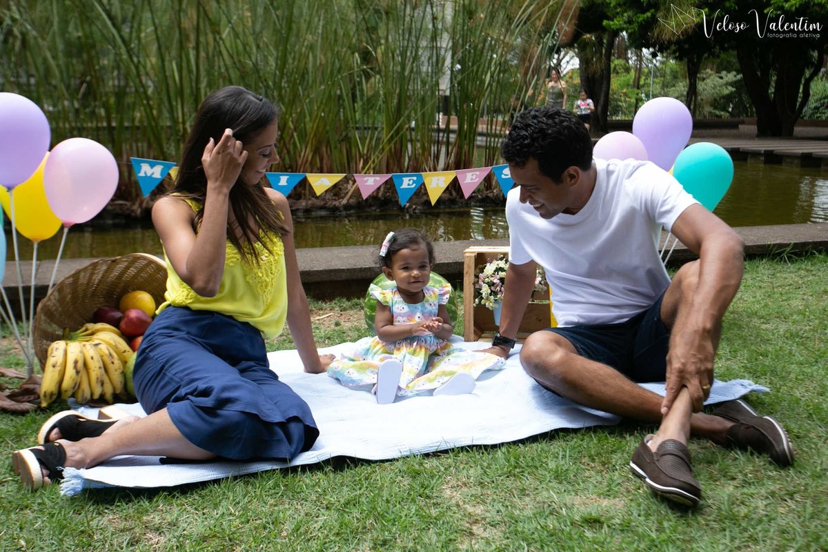 Ensaio smash the cake com bolo de frutas com a família em Brasília - DF