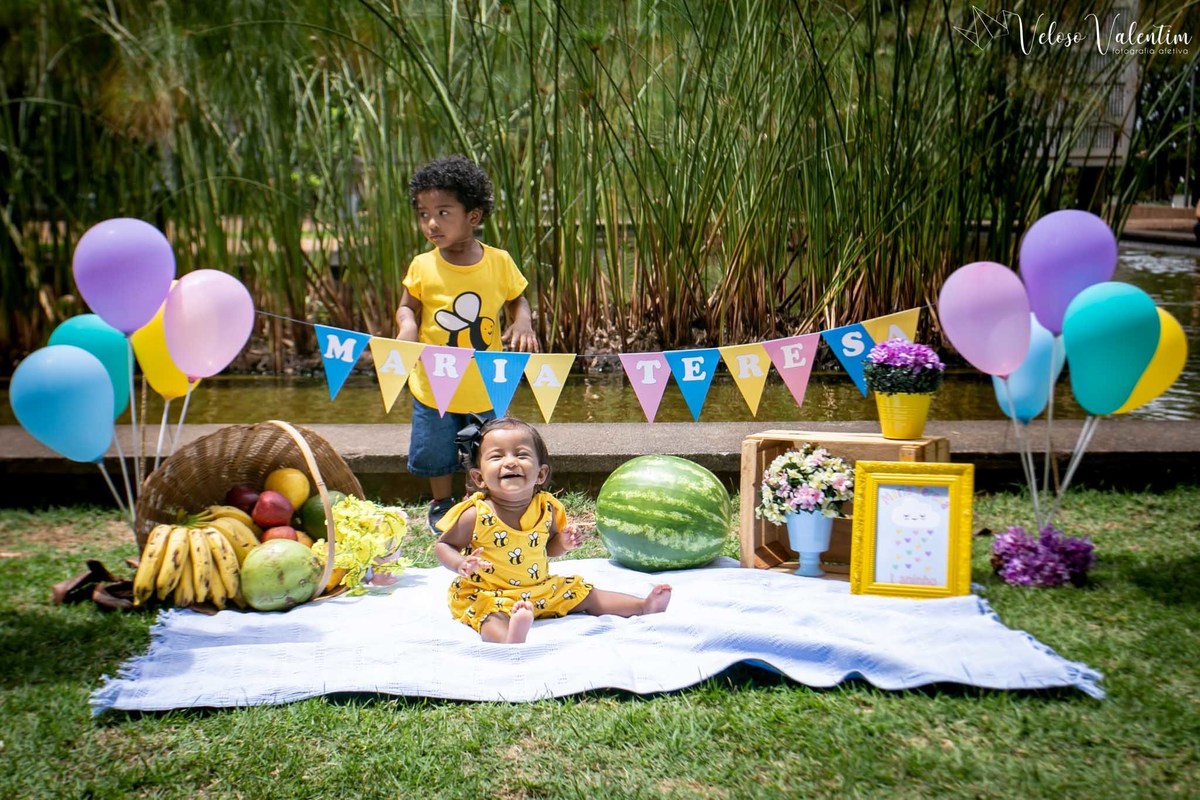 Ensaio smash the cake com bolo de frutas com a família em Brasília - DF