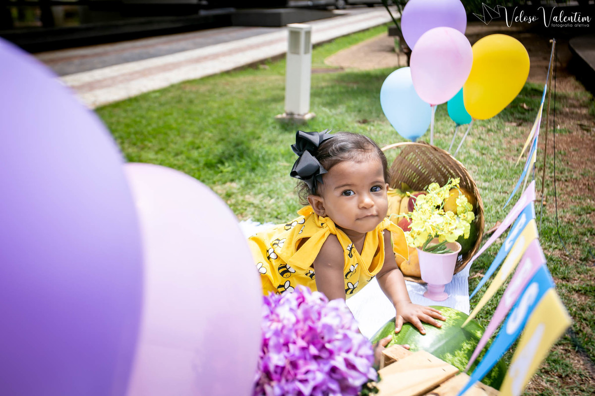 Ensaio smash the cake com bolo de frutas com a família em Brasília - DF