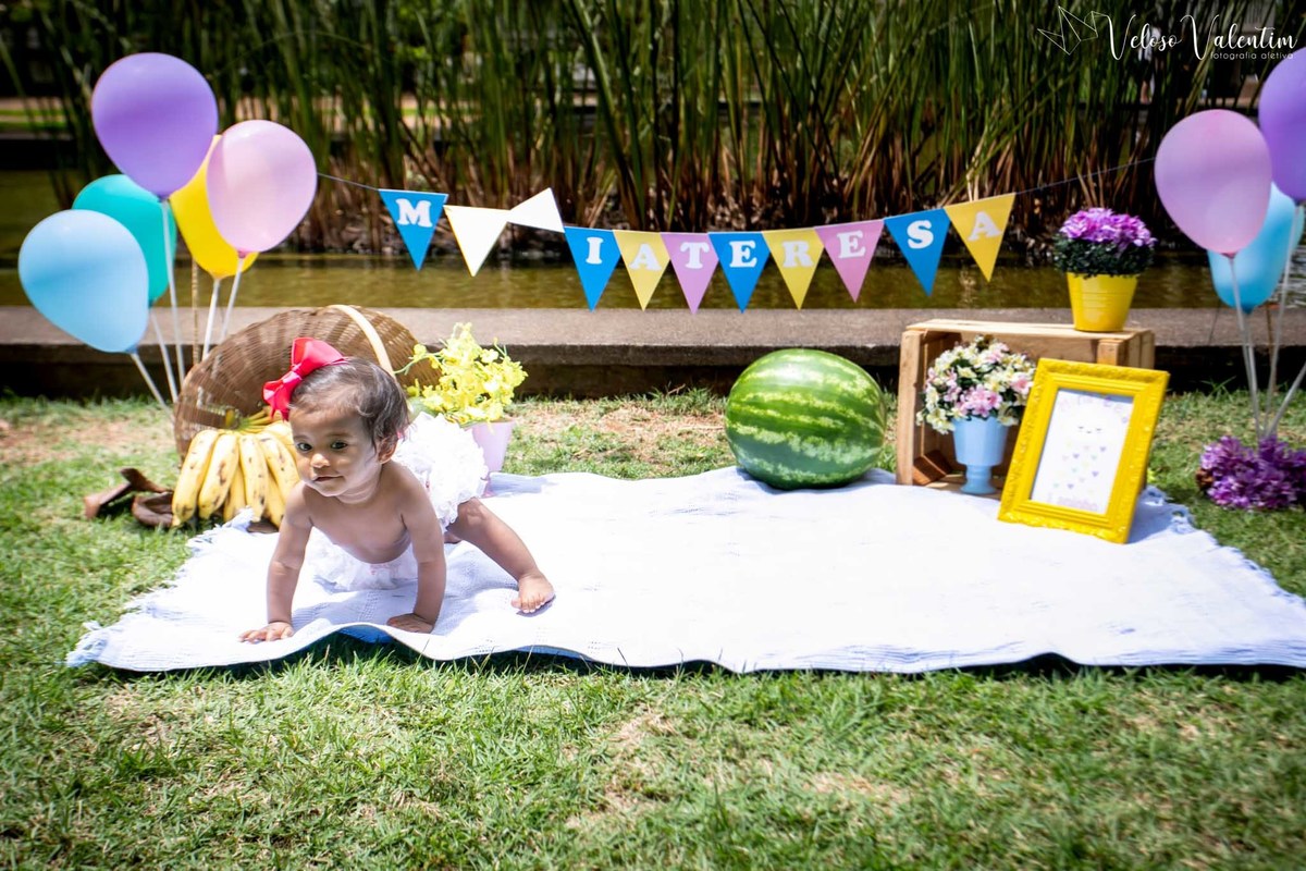 Ensaio smash the cake com bolo de frutas com a família em Brasília - DF