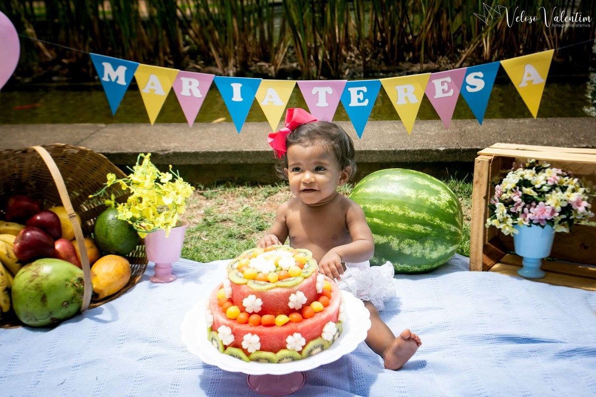 Ensaio smash the cake com bolo de frutas com a família em Brasília - DF