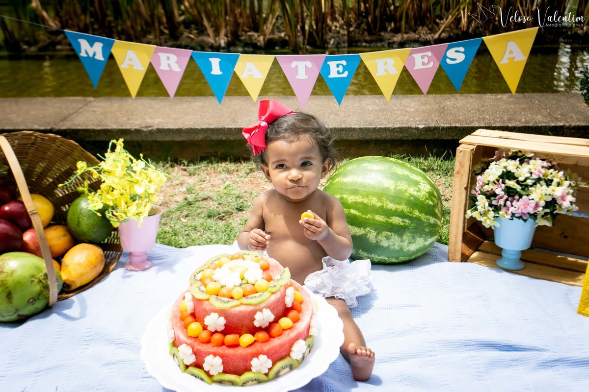 Ensaio smash the cake com bolo de frutas com a família em Brasília - DF