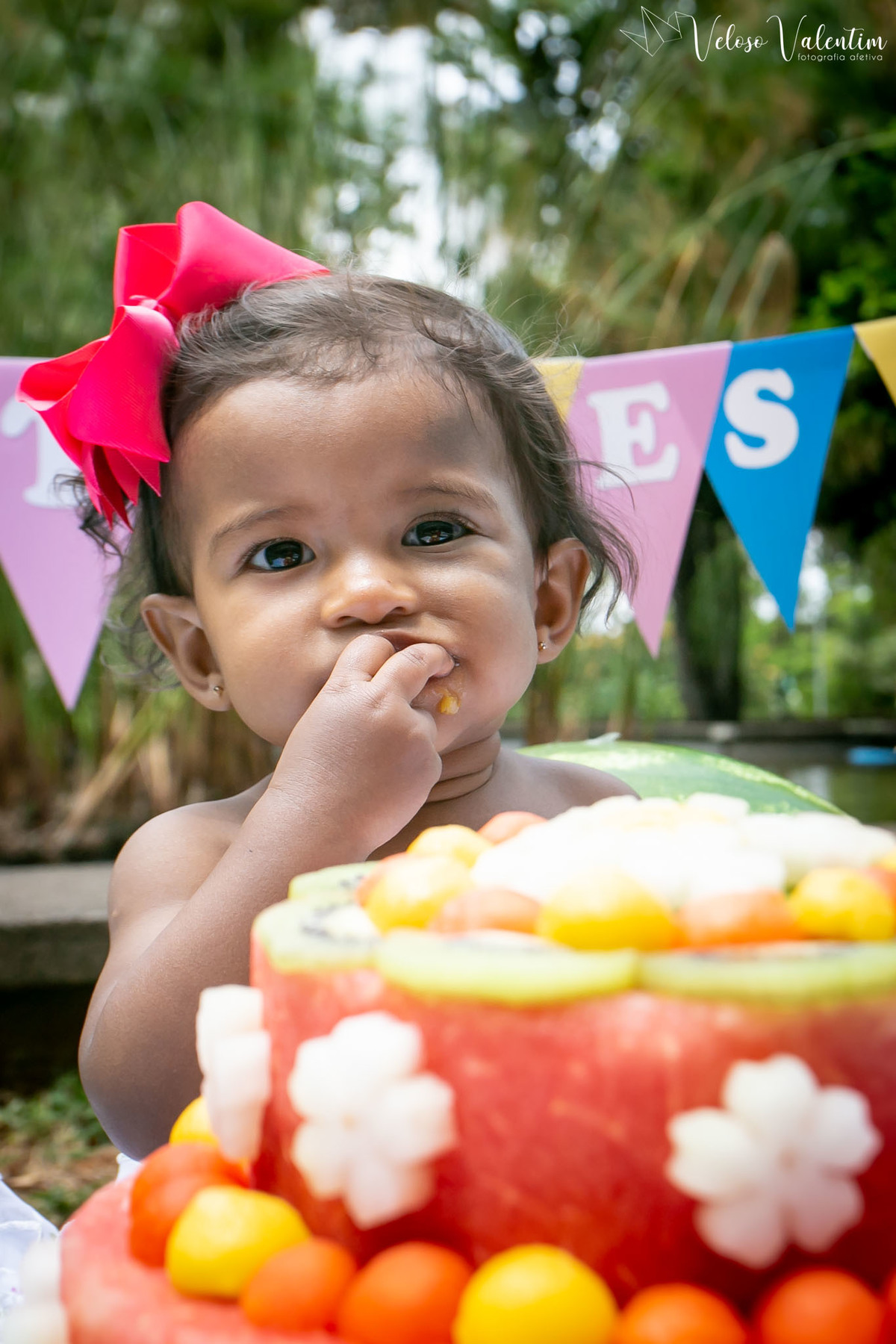 Ensaio smash the cake com bolo de frutas com a família em Brasília - DF