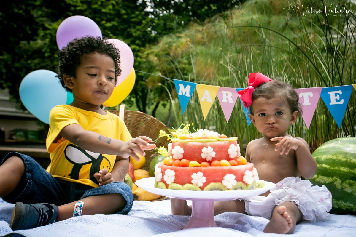 Ensaio smash the cake com bolo de frutas com a família em Brasília - DF