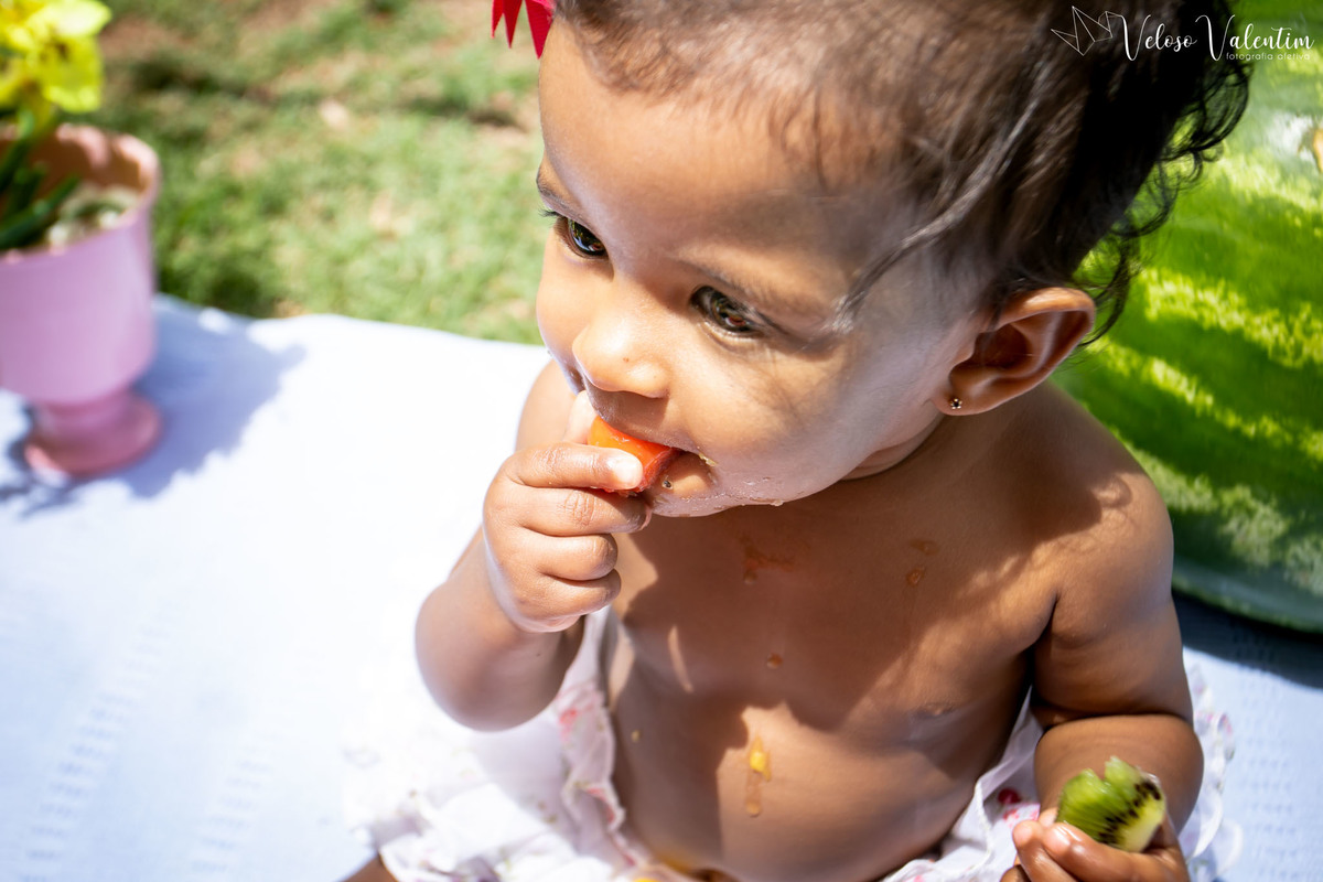 Ensaio smash the cake com bolo de frutas com a família em Brasília - DF