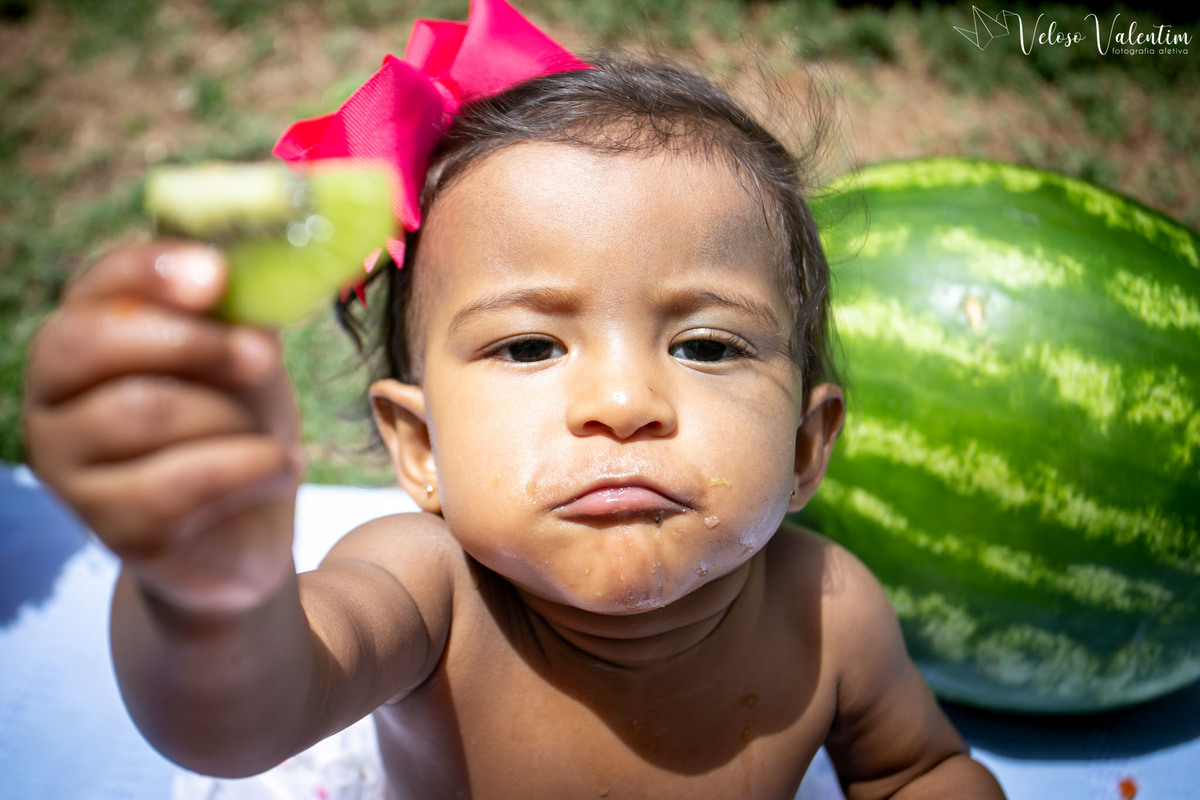 Ensaio smash the cake com bolo de frutas com a família em Brasília - DF