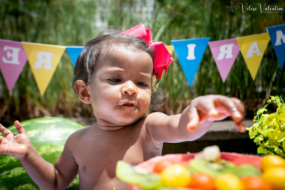Ensaio smash the cake com bolo de frutas com a família em Brasília - DF