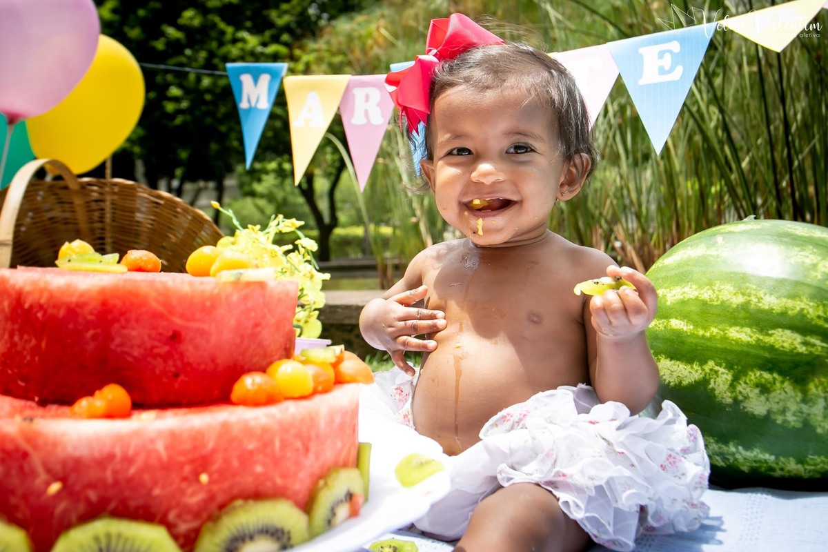 felicidade Ensaio smash the cake com bolo de frutas com a família em Brasília - DF